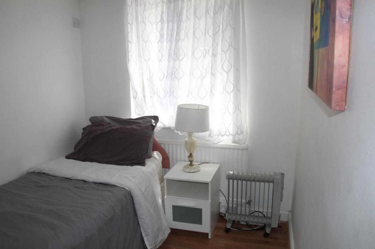 Grey Double Bedroom Лондон Экстерьер фото