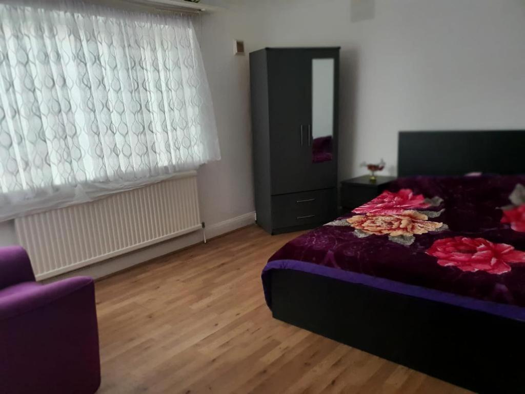 Grey Double Bedroom Лондон Экстерьер фото