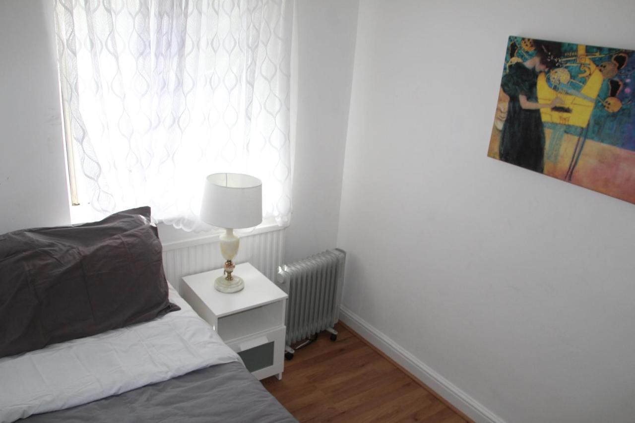 Grey Double Bedroom Лондон Экстерьер фото
